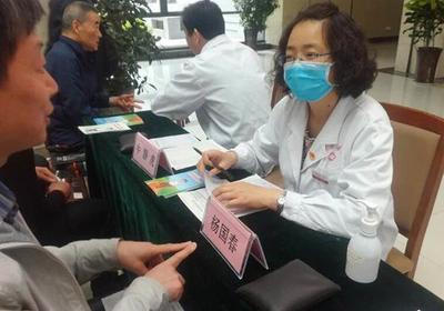 市中醫院舉辦“關注高尿酸 關愛痛風患者”健康義診活動